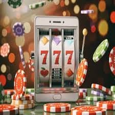 Myanmar Slot Game ကစားသမားများ မိုဘိုင်းဖြင့် ကစားနေသောမြင်ကွင်း